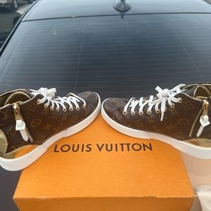 Louis Vuitton Sneakers. Size 5.5